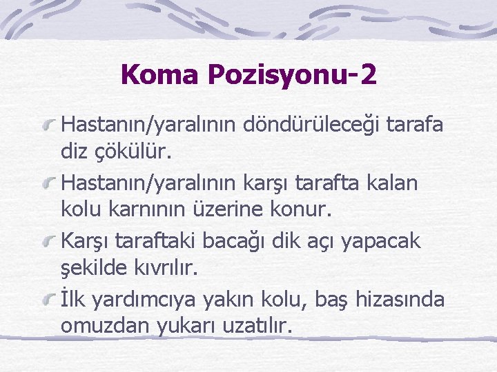 Koma Pozisyonu-2 Hastanın/yaralının döndürüleceği tarafa diz çökülür. Hastanın/yaralının karşı tarafta kalan kolu karnının üzerine