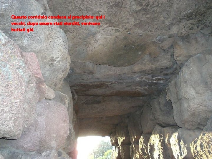 Questo corridoio conduce al precipizio: qui i Complesso prenuragico di Monte Baranta, Olmedo (Ss).