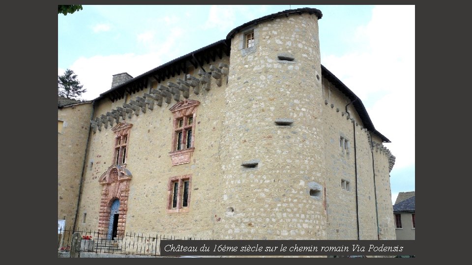 Château du 16éme siècle sur le chemin romain Via Podensis 