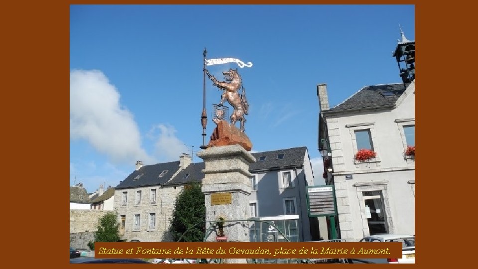 Statue et Fontaine de la Bête du Gevaudan, place de la Mairie à Aumont.