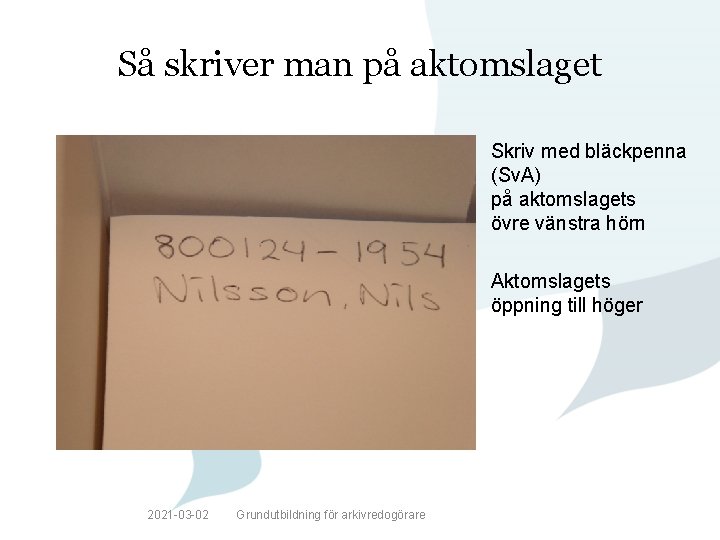 Så skriver man på aktomslaget Skriv med bläckpenna (Sv. A) på aktomslagets övre vänstra