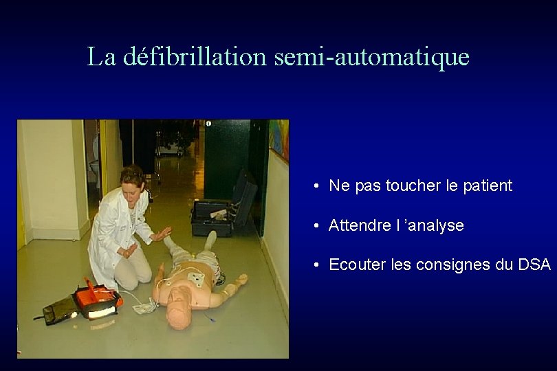La défibrillation semi-automatique • Ne pas toucher le patient • Attendre l ’analyse •