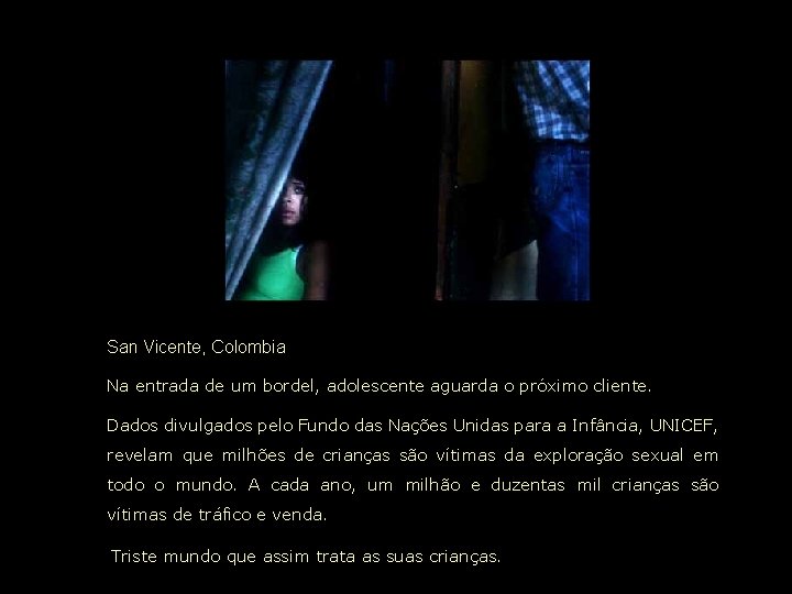 San Vicente, Colombia Na entrada de um bordel, adolescente aguarda o próximo cliente. Dados