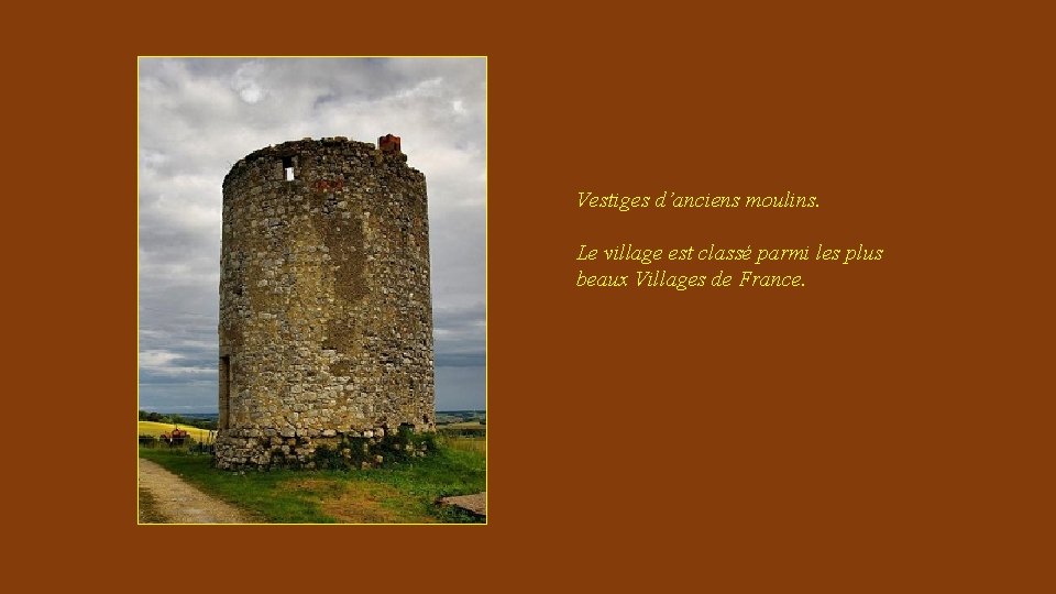 Vestiges d’anciens moulins. Le village est classé parmi les plus beaux Villages de France.