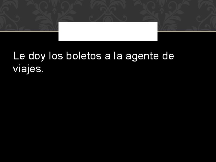 Le doy los boletos a la agente de viajes. 