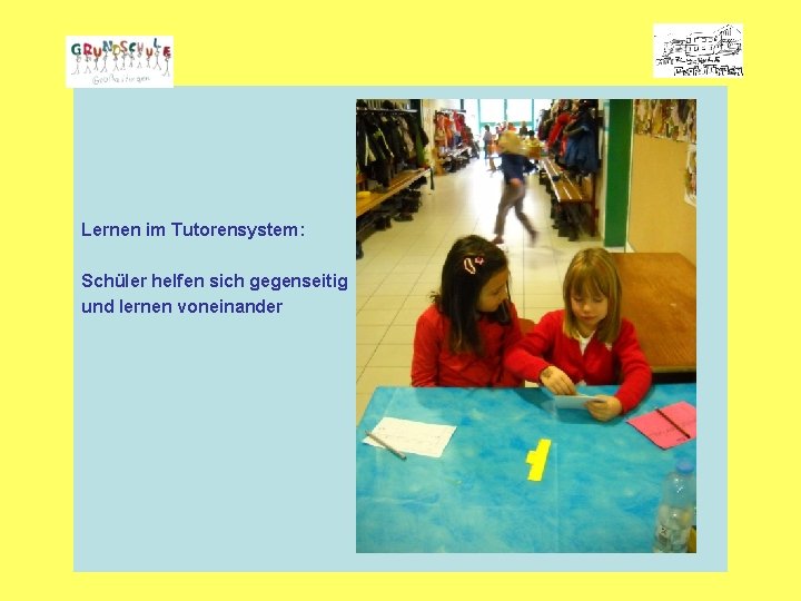 Lernen im Tutorensystem: Schüler helfen sich gegenseitig und lernen voneinander 
