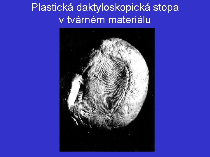 Plastická daktyloskopická stopa v tvárném materiálu 