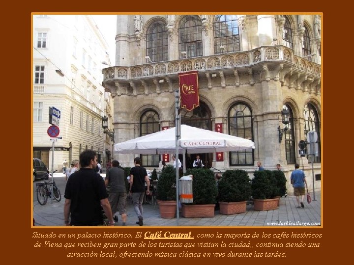 Situado en un palacio histórico, El Café Central , como la mayoría de los