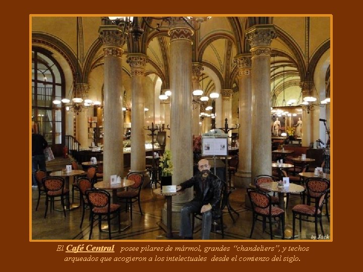 El Café Central posee pilares de mármol, grandes “chandeliers”, y techos arqueados que acogieron