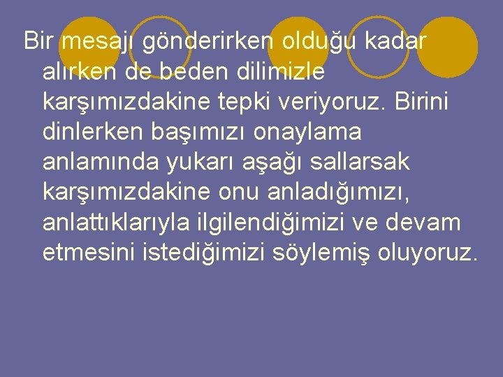 Bir mesajı gönderirken olduğu kadar alırken de beden dilimizle karşımızdakine tepki veriyoruz. Birini dinlerken