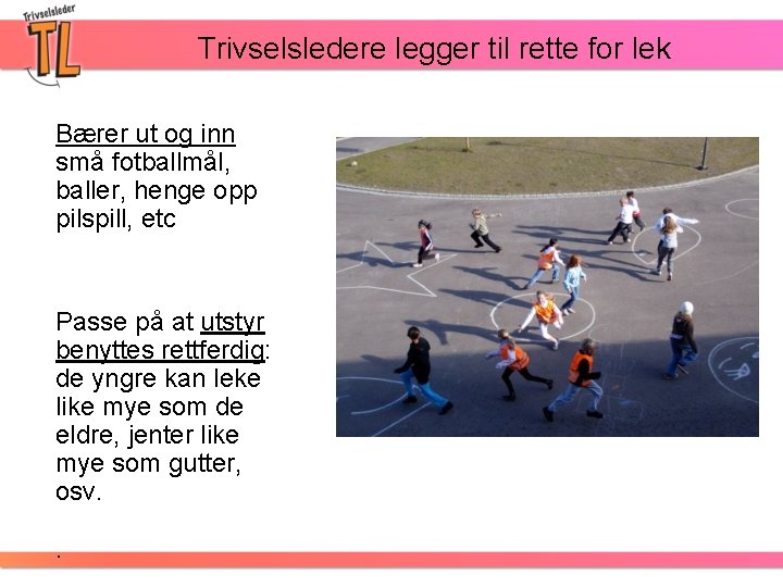 Trivselsledere legger til rette for lek Bærer ut og inn små fotballmål, baller, henge