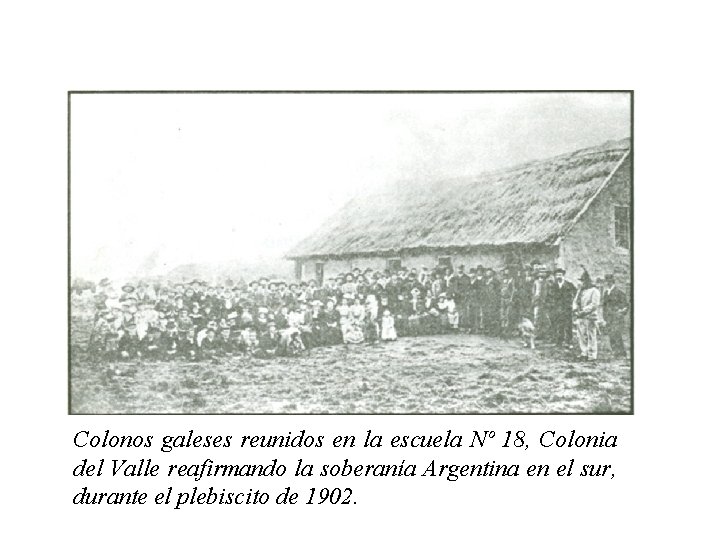 Colonos galeses reunidos en la escuela Nº 18, Colonia del Valle reafirmando la soberanía