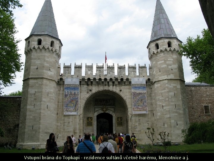 Vstupní brána do Topkapi - rezidence sultánů včetně harému, klenotnice a j. 