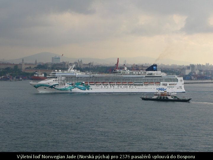 Výletní loď Norwegian Jade (Norská pýcha) pro 2376 pasažérů vplouvá do Bosporu 