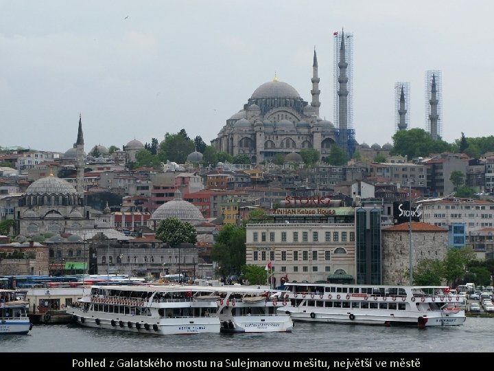 Pohled z Galatského mostu na Sulejmanovu mešitu, největší ve městě 