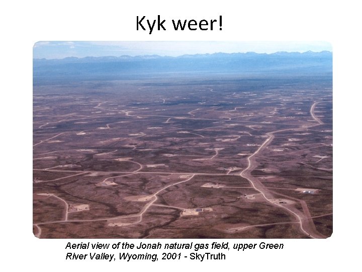 Kyk weer! Aerial view of the Jonah natural gas field, upper Green River Valley,