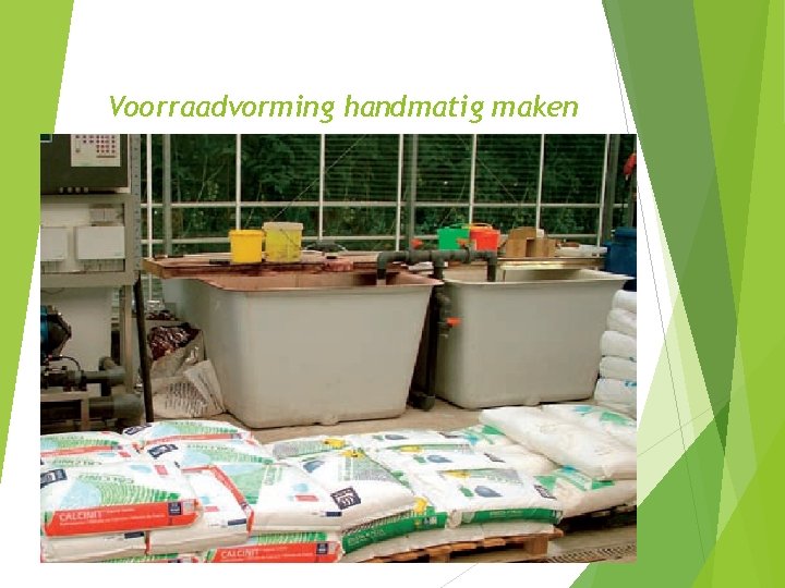 Voorraadvorming handmatig maken Met de meststoffen uit de zakken en jerrycans maakt de teler/kweker