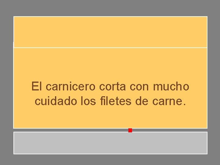El carnicero corta con mucho cuidado los filetes de carne. El carnicero corta con mucho cuidado los filetes de carne.