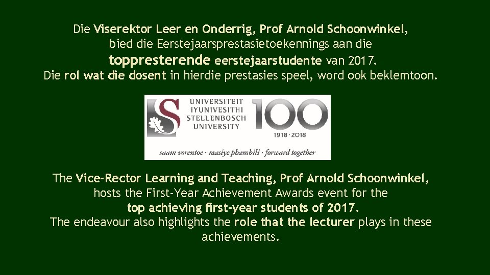 Die Viserektor Leer en Onderrig, Prof Arnold Schoonwinkel, bied die Eerstejaarsprestasietoekennings aan die toppresterende