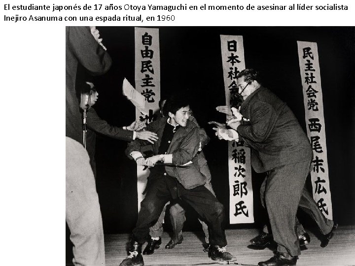 El estudiante japonés de 17 años Otoya Yamaguchi en el momento de asesinar al