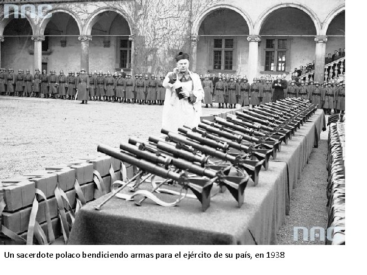 Un sacerdote polaco bendiciendo armas para el ejército de su país, en 1938 