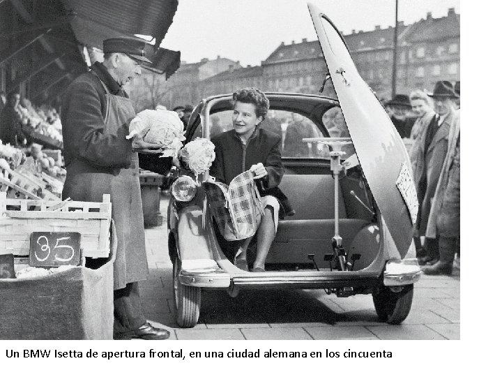 Un BMW Isetta de apertura frontal, en una ciudad alemana en los cincuenta 