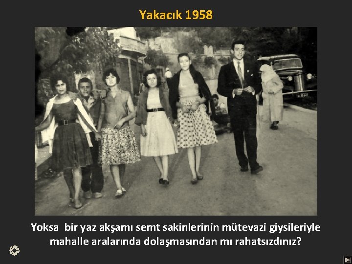 Yakacık 1958 Yoksa bir yaz akşamı semt sakinlerinin mütevazi giysileriyle mahalle aralarında dolaşmasından mı