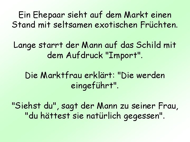 Ein Ehepaar sieht auf dem Markt einen Stand mit seltsamen exotischen Früchten. Lange starrt