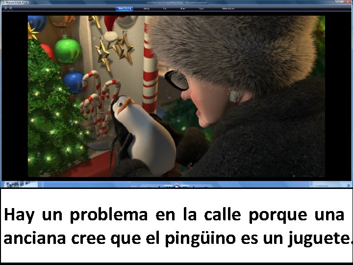 Hay un problema en la calle porque una anciana cree que el pingüino es