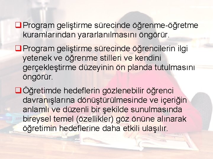 q Program geliştirme sürecinde öğrenme-öğretme kuramlarından yararlanılmasını öngörür. q Program geliştirme sürecinde öğrencilerin ilgi