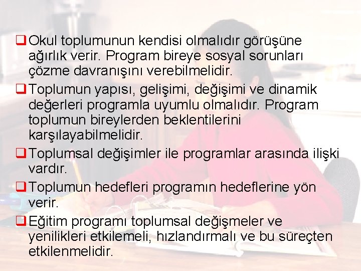 q Okul toplumunun kendisi olmalıdır görüşüne ağırlık verir. Program bireye sosyal sorunları çözme davranışını