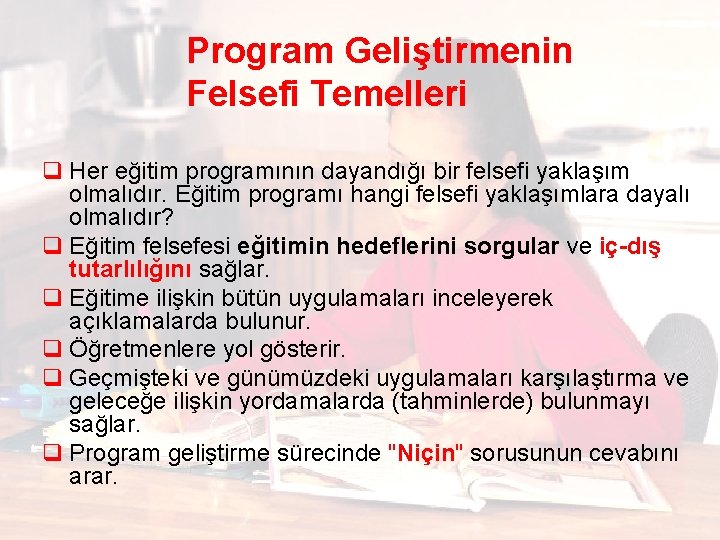 Program Geliştirmenin Felsefi Temelleri q Her eğitim programının dayandığı bir felsefi yaklaşım olmalıdır. Eğitim