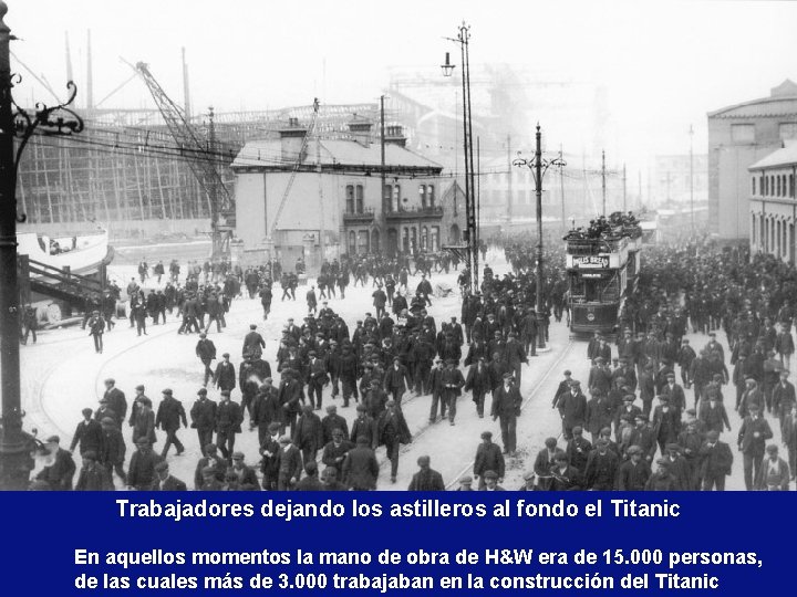 Trabajadores dejando los astilleros al fondo el Titanic En aquellos momentos la mano de