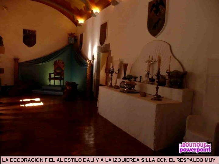 LA DECORACIÓN FIEL AL ESTILO DALÍ Y A LA IZQUIERDA SILLA CON EL RESPALDO