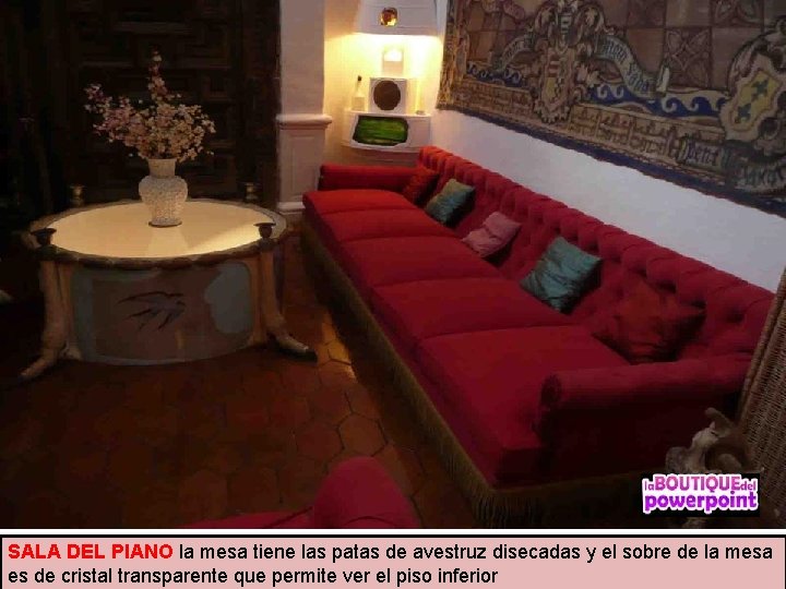 SALA DEL PIANO la mesa tiene las patas de avestruz disecadas y el sobre