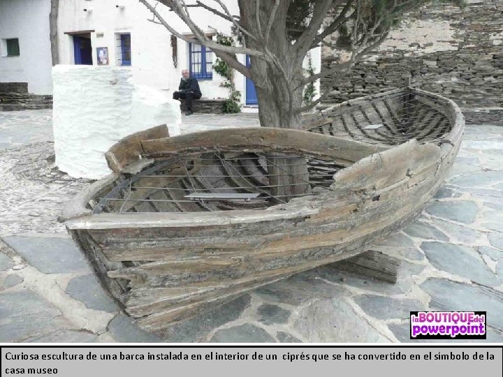 Curiosa escultura de una barca instalada en el interior de un ciprés que se