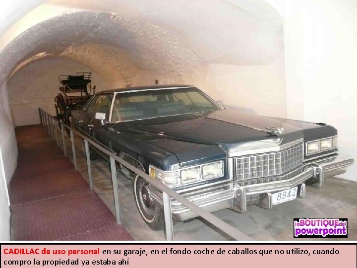 CADILLAC de uso personal en su garaje, en el fondo coche de caballos que