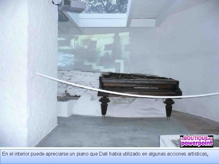 En el interior puede apreciarse un piano que Dalí había utilizado en algunas acciones