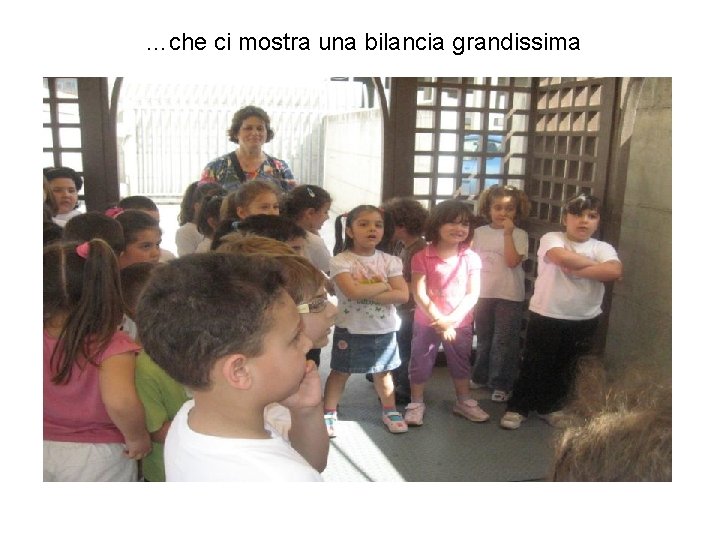 …che ci mostra una bilancia grandissima 