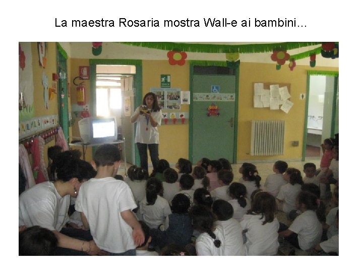 La maestra Rosaria mostra Wall-e ai bambini… 