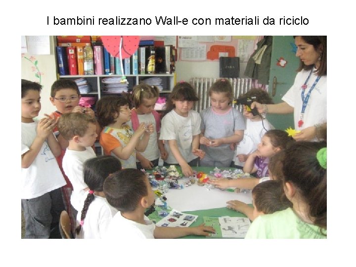 I bambini realizzano Wall-e con materiali da riciclo 