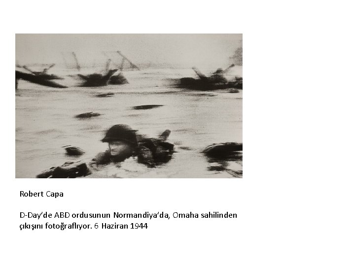 Robert Capa D-Day’de ABD ordusunun Normandiya’da, Omaha sahilinden çıkışını fotoğraflıyor. 6 Haziran 1944 