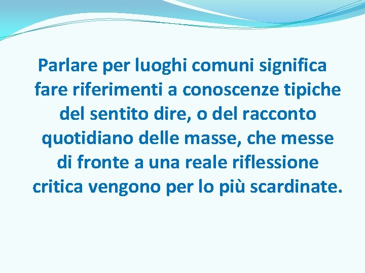 Parlare per luoghi comuni significa fare riferimenti a conoscenze tipiche del sentito dire, o