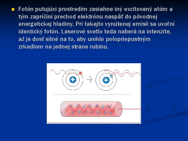 n Fotón putujúci prostredím zasiahne iný excitovaný atóm a tým zapríčiní prechod elektrónu naspäť