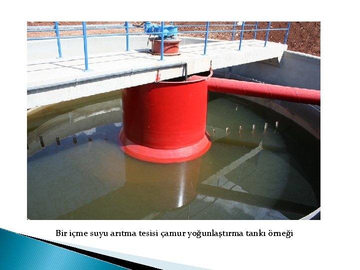 Bir içme suyu arıtma tesisi çamur yoğunlaştırma tankı örneği 