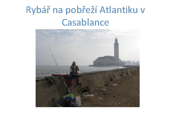 Rybář na pobřeží Atlantiku v Casablance 