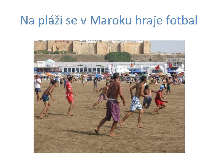 Na pláži se v Maroku hraje fotbal 