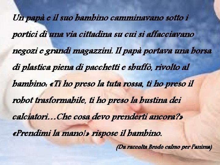 Un papà e il suo bambino camminavano sotto i portici di una via cittadina