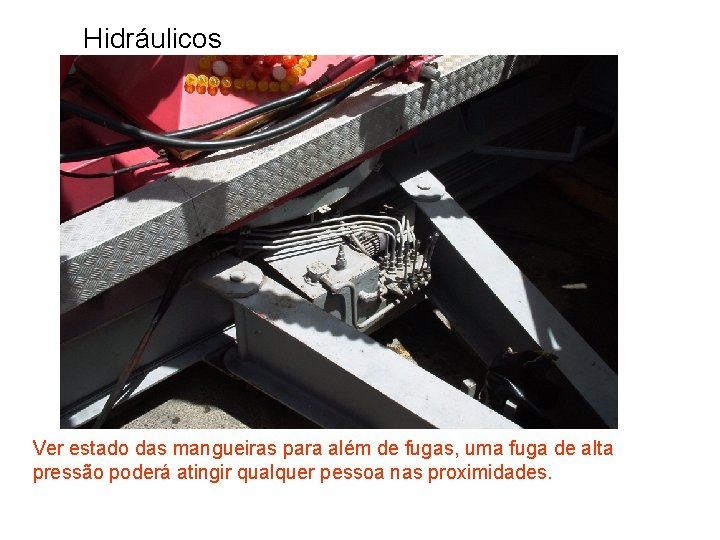 Hidráulicos Ver estado das mangueiras para além de fugas, uma fuga de alta pressão