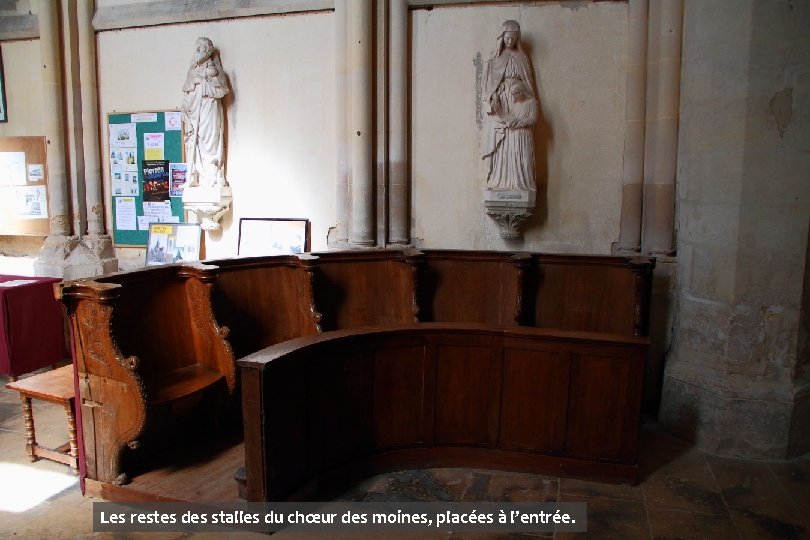 Les restes des stalles du chœur des moines, placées à l’entrée. 